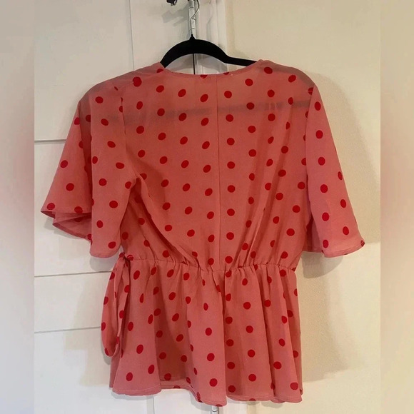 Francesca’s Mi Ami Pink polka dot wrap short sleeve blouse Size Small NWOT - Picture 4 of 4